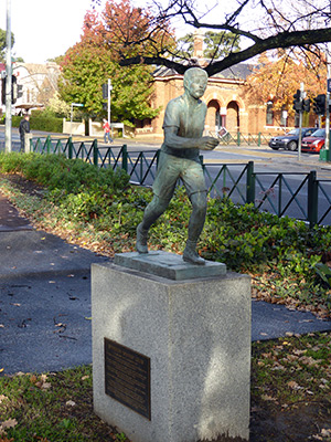 Spyridon_Louis_statue