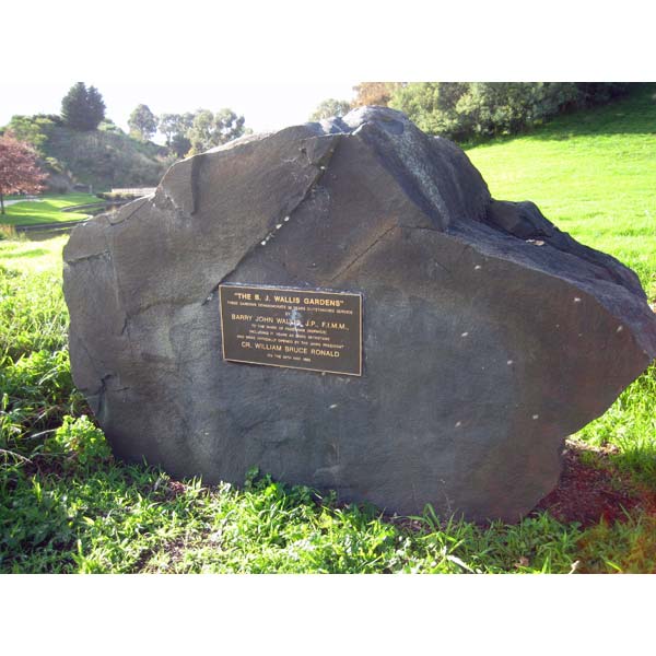 photo of BJ Wallis Gardens plaque