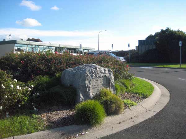 picture of J Reg Henty Monument